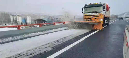 公路人跨夜奮戰(zhàn)除冰雪 橘紅色照亮春運返程路