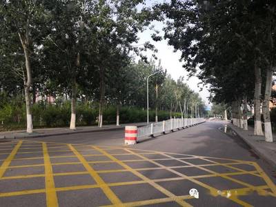 楊柳青崇文道【柳霞路-柳口路】道路中央增加隔離護(hù)欄,請大家規(guī)范有序行車!