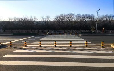 順義區(qū)道路設(shè)施升級(jí)，增設(shè)人行橫道與警示燈消除安全隱患